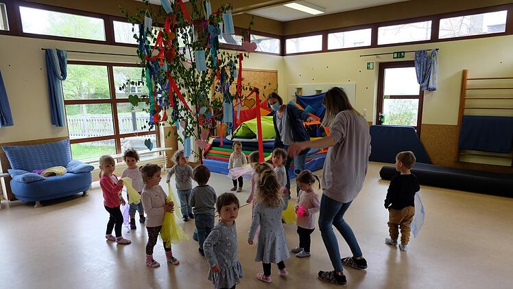 Die Jüngsten aus dem Kinderhaus "Unterm Regenbogen" tanzten um den Willkommensbaum.  Foto: Philipp Bauernschubert