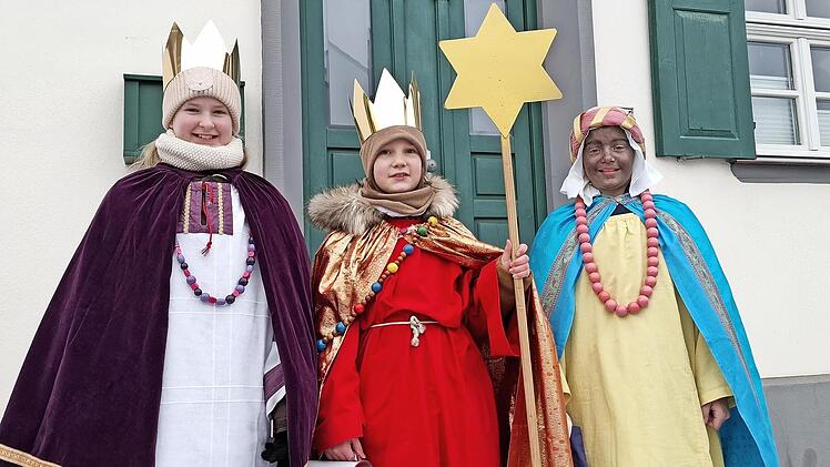 In Sche&szlig;litz sammelten als Heilige Drei K&ouml;nige Kaspar, Melchior und Balthasar unter anderem die Sch&uuml;lerinnen Antonia, Franziska und Vroni (von links).