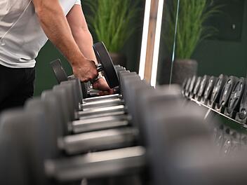 Hantelbank im Fitnessstudio