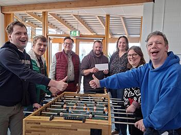 Mit dem neuen Kicker k&ouml;nnen die Mitarbeitenden der WfbM Haus Schmeilsdorf ihre Pausen aktiv gestalten und gemeinsam Spa&szlig; haben.