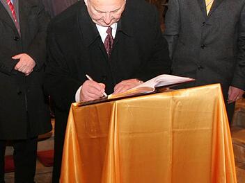 Richard Oswald vom FSB unterzeichnet die Gründungsurkunde. Foto: fra-press