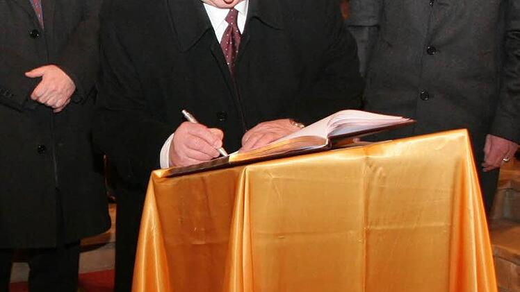 Richard Oswald vom FSB unterzeichnet die Gründungsurkunde. Foto: fra-press