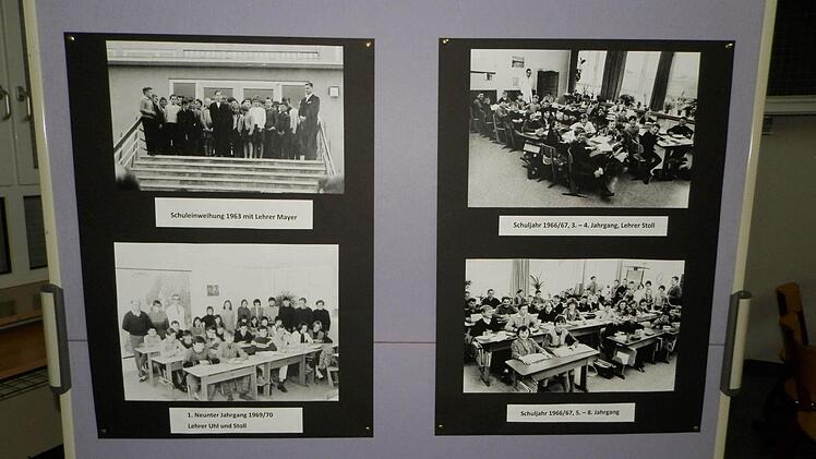 Viele alte Bilder hatten die ehemaligen Schüler und Lehrer zur Ausstellung beigesteuert. Foto: Fritsch