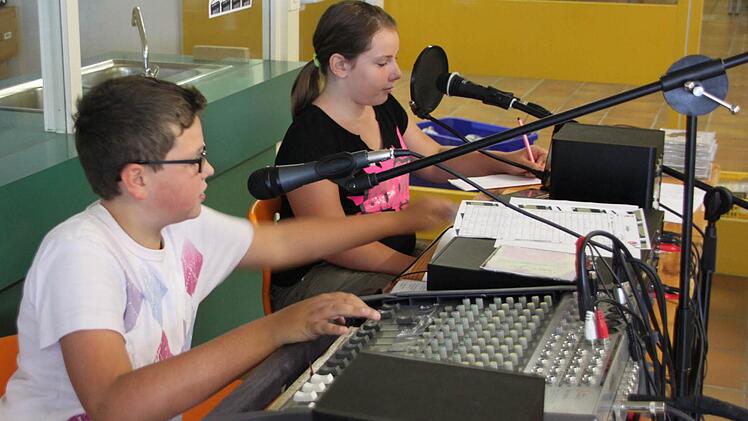 Die Kinderstadt hat sogar einen eigenen Radiosender. Laura-Sophie und Nicolas moderieren die Show.
