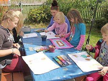 Das Team des Städtischen Spielmobils malt und bastelt mit den Kindern bei schönem Wetter im Freien. Fotos: Sonja Adam