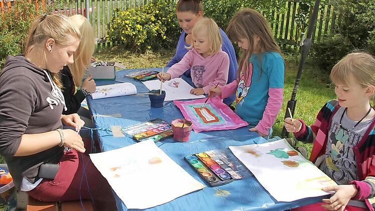 Das Team des Städtischen Spielmobils malt und bastelt mit den Kindern bei schönem Wetter im Freien. Fotos: Sonja Adam