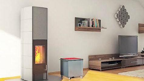 Eine attraktive Wärmequelle fürs Niedrigenergiehaus ist ein Speicherofen aus dem Tonwerk Lausen. Fotos: Tonwerk Lausen/HLC