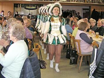 Gardemädchen zauberten Faschingsstimmung in den Saal.  Foto: Heidi Amon