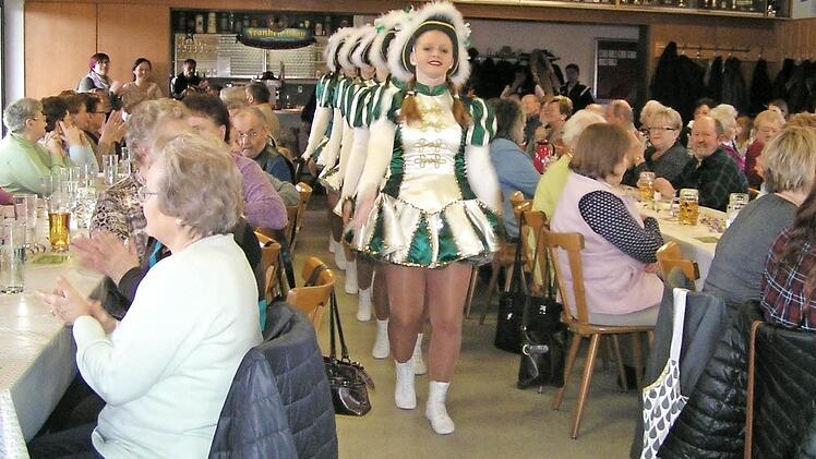 Gardemädchen zauberten Faschingsstimmung in den Saal.  Foto: Heidi Amon