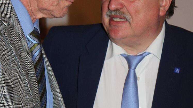 Landrat Klaus Peter Söllner im Gespräch mit Otmar Issing. Foto: Sonny Adam