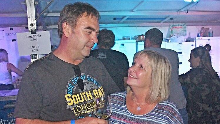 Jürgen und Bärbel Hertrampf aus Ebern hatten ihren Spaß bei der Ü30-Party in Hafenpreppach, wo Lieder aus ihrer Jugend gespielt wurden.