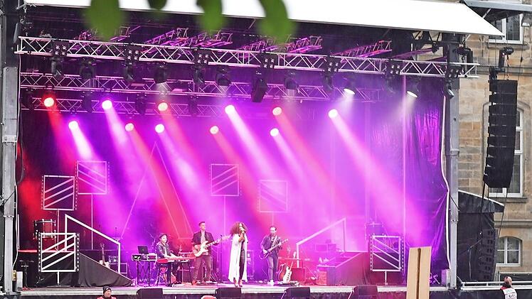 Dee Dee Foster wagte im Vorprogramm den Sprung von der Backgroundsängerin zur Frontfrau. Foto: Ronald Rinkel
