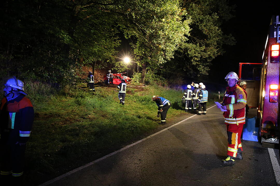 Auto überschlägt sich ab B289 bei Kauerndorf