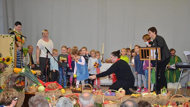 Die Kinder vom Kindergarten Mitwitz brachten mit Liedern und Gedichten ihre Erntegaben vor. Karl-Heinz Hofmann