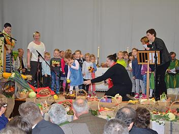 Die Kinder vom Kindergarten Mitwitz brachten mit Liedern und Gedichten ihre Erntegaben vor. Karl-Heinz Hofmann