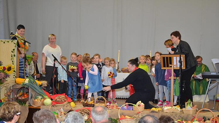 Die Kinder vom Kindergarten Mitwitz brachten mit Liedern und Gedichten ihre Erntegaben vor. Karl-Heinz Hofmann