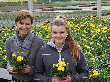 Manuela Klein (zuständig für Planung und Einkauf im Oberscheinfelder Gartenbaubetrieb Klein) freut sich, mit der 18-jährigen Annika Troll eine interessierte und engagierte Auszubildende an der Seite zu haben. Nach Praktika in unterschiedlichen Gartenbau-Sparten hat sich Annika für den Zierpflanzenbau entschieden.  Foto: Klein