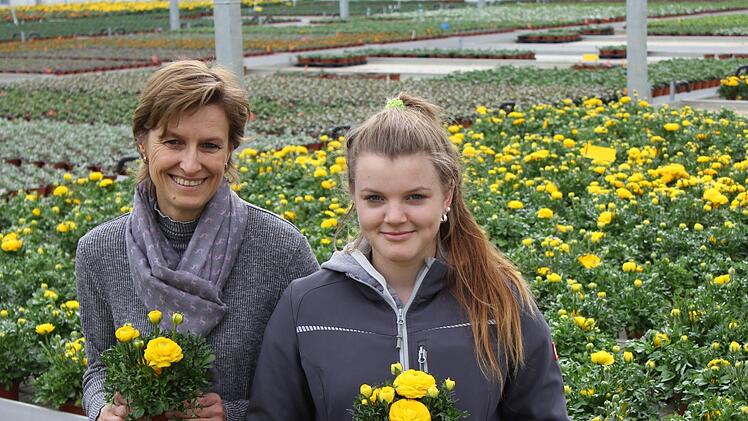 Manuela Klein (zuständig für Planung und Einkauf im Oberscheinfelder Gartenbaubetrieb Klein) freut sich, mit der 18-jährigen Annika Troll eine interessierte und engagierte Auszubildende an der Seite zu haben. Nach Praktika in unterschiedlichen Gartenbau-Sparten hat sich Annika für den Zierpflanzenbau entschieden.  Foto: Klein