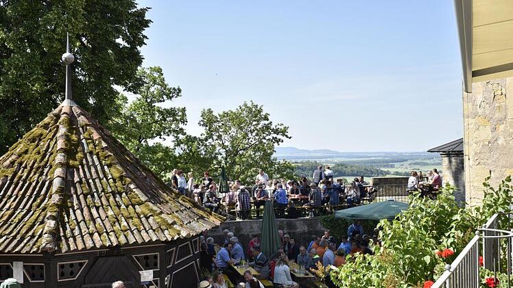 Der Frühschoppen am Pfingstmontagvormittag auf dem Schlossberg wurde zu einem Treffpunkt für Königsberger, Freunde und Bekannte.
