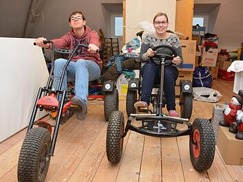 Justin und Lisa-Marie präsentieren die neuen Kettcars der Rehbergheim-Kinder.Dagmar Besand
