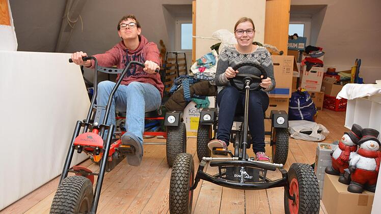 Justin und Lisa-Marie präsentieren die neuen Kettcars der Rehbergheim-Kinder.Dagmar Besand