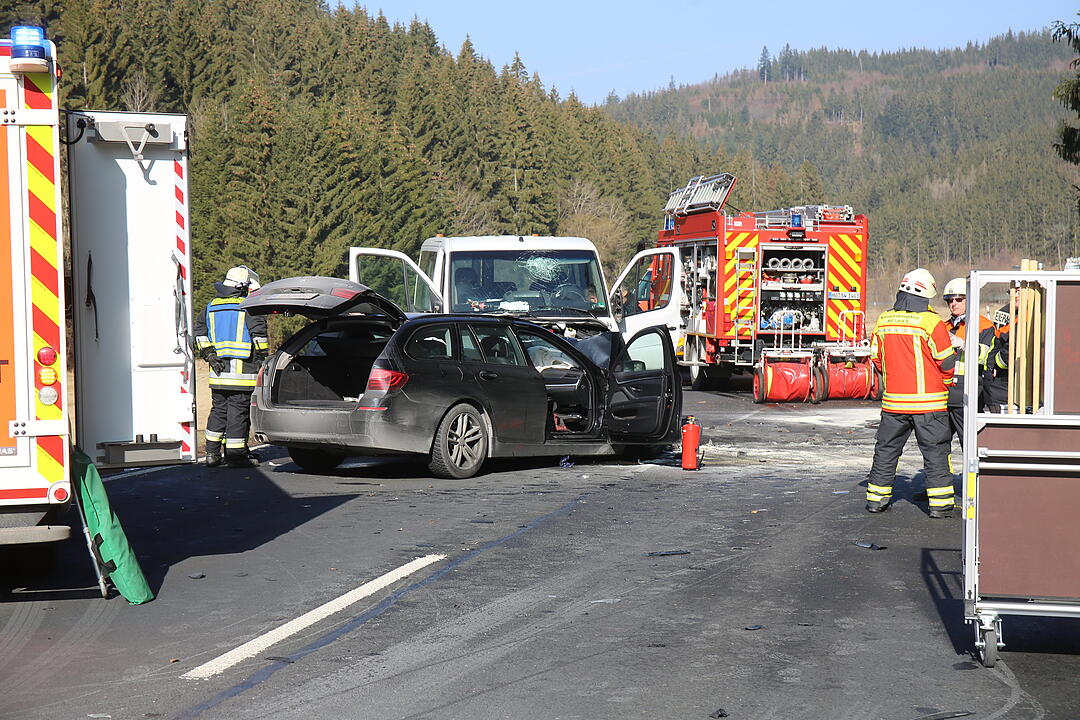 Rettungshubschrauber nach Frontalcrash im Einsatz