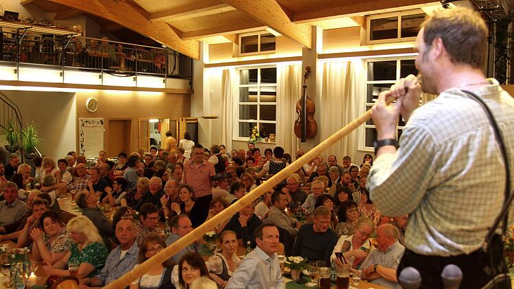 Rainer Stretz brachte die Gäste mit seinem Alphorn-Solo zum Staunen.