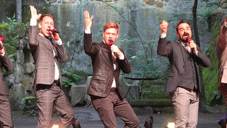 Die Gruppe "Viva Voce" begeisterte mit ihrem Jubiläumsprogramm "Es lebe die Stimme" auf der Naturbühne Trebgast.Sonny Adam