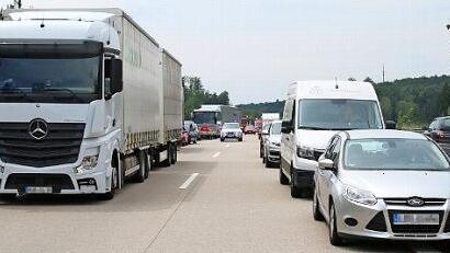 Die anderen Verkehrsteilnehmer bilden auf der A 73 eine Rettungsgasse.  Fotos: Michael Stelzner