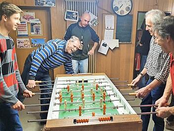 Team Galster und Team Batz am Kicker aus den 70er Jahren Foto: Carmen Schwind