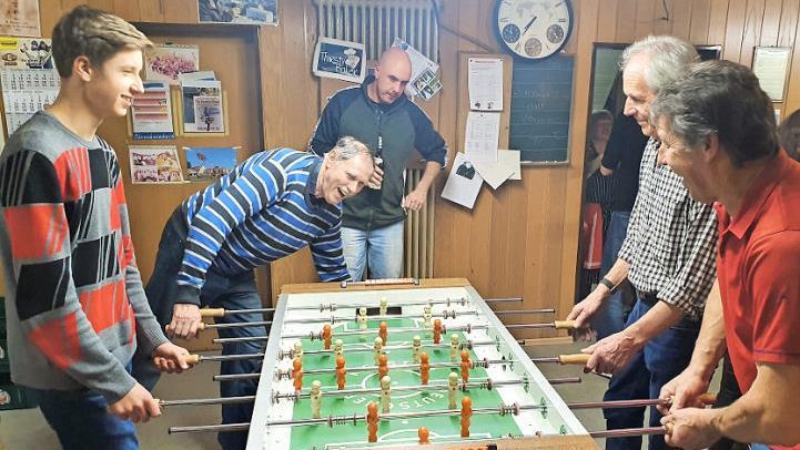 Team Galster und Team Batz am Kicker aus den 70er Jahren Foto: Carmen Schwind