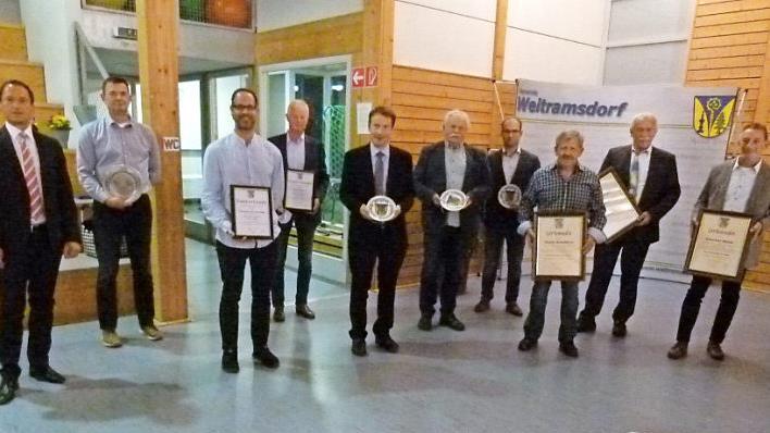 Ausgeschiedene und langjährige Gemeinderäte aus Weitramsdorf wurden bei der Sitzung für ihr Engagement in der Gemeinde ausgezeichnet.