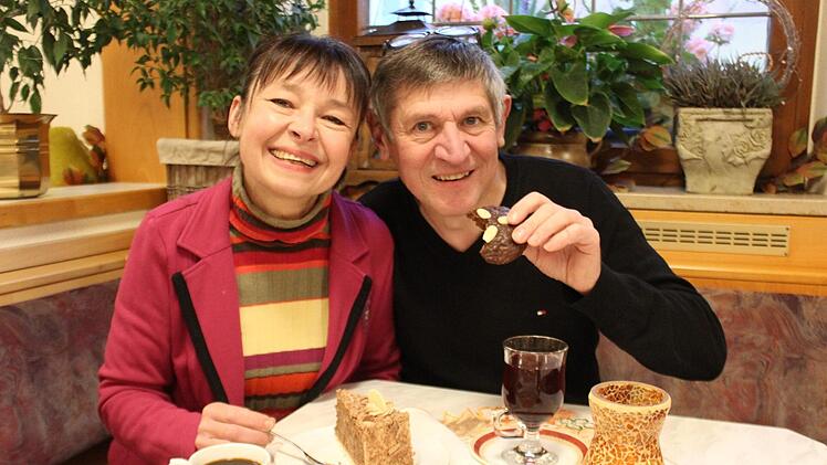 Barbara und Franz Besold zeigen, wie ein gemütliches Ende eines Novemberspazierganges aussehen könnte: bei einem Kaffee, einem Glas Wein und einem Stück Torte.
