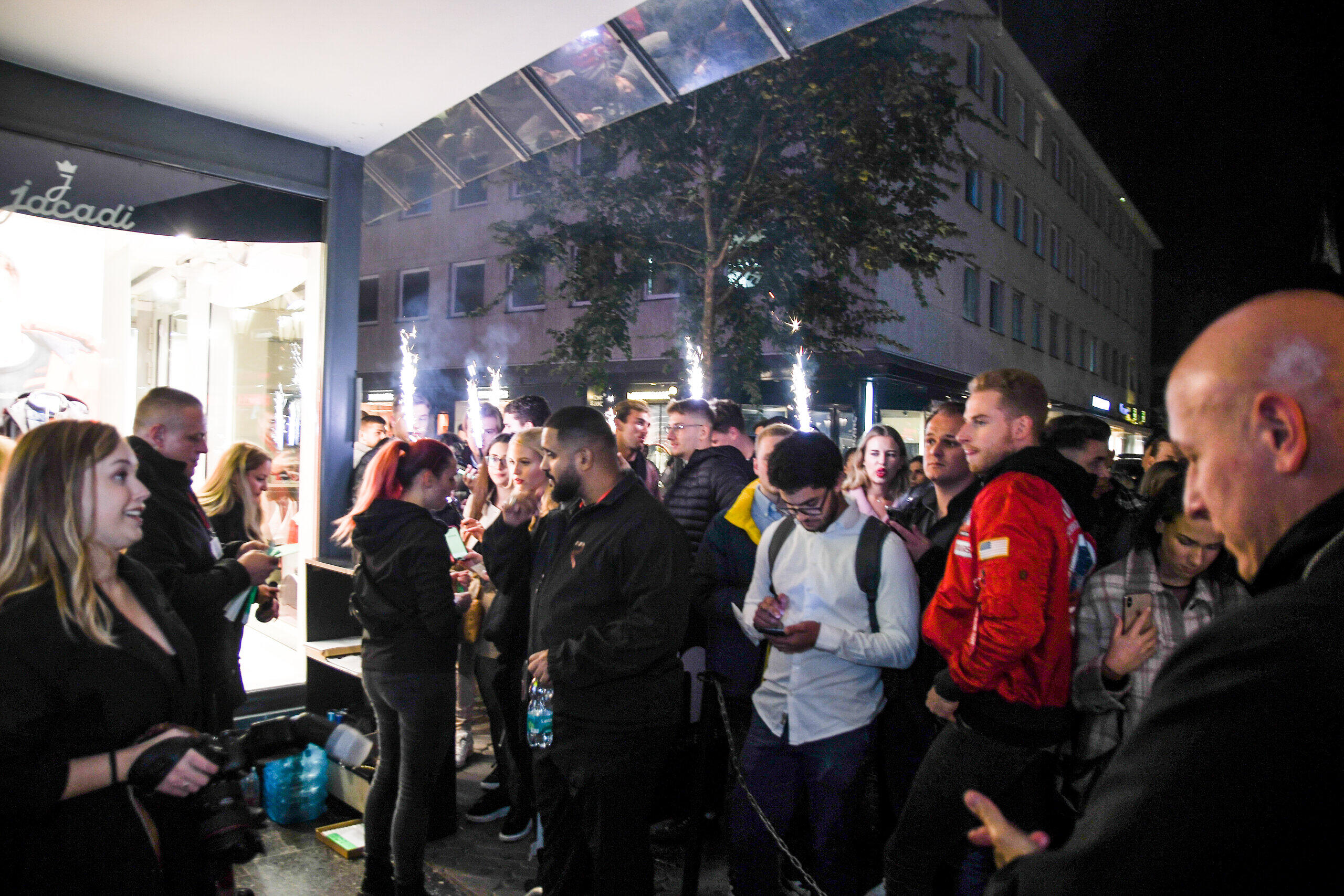 Nürnberg Clubs öffnen wieder Hunderte stehen Schlange Bildergalerie