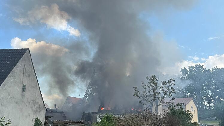 Abenberg: Scheune steht in Vollbrand - vier Feuerwehrleute verletzt