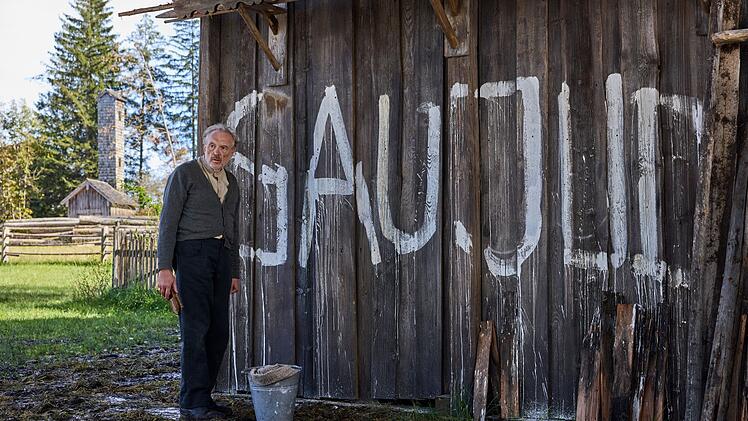 Lange lebt der Schuster Kraus (Josef Hader) unbehelligt in seinem bayerischen Dorf. Bis die Nationalsozialisten erfahren, dass er zwar katholischen Glaubens ist, aber als Jude in Galizien geboren wurde.