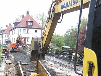 Mitunter steht das Wasser sogar in der Baugrube. Die Arbeiter, die unter erschwerten Bedingungen die Kanalrohre fachgerecht einbauen müssen, sind nicht zu beneiden. Foto Bruno Preißinger