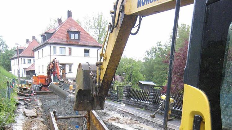 Mitunter steht das Wasser sogar in der Baugrube. Die Arbeiter, die unter erschwerten Bedingungen die Kanalrohre fachgerecht einbauen müssen, sind nicht zu beneiden. Foto Bruno Preißinger