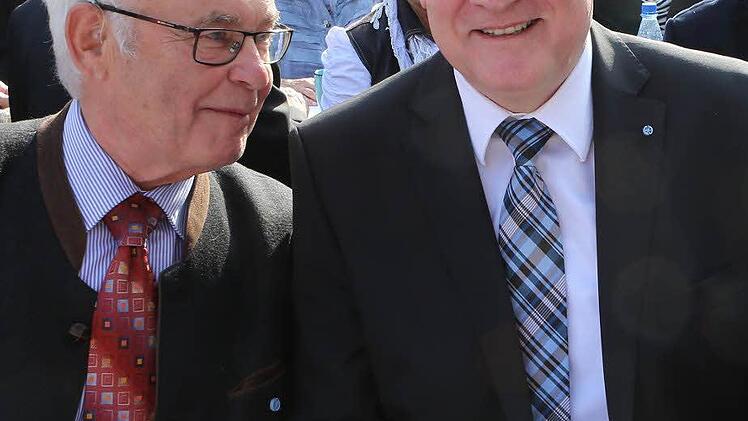 Für ein "großartiges Lebenswerk" lobte Horst Seehofer den ausscheidenden Haßberge-Landrat Rudolf Handwerker (links).