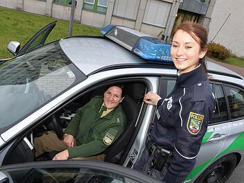 Chefin und Praktikantin: Bianca Kunz, stellvertretende Dienstgruppenleiterin der Polizei Bamberg-Land (links) und Praktikantin Silvia Hesse, die in sachsen-anhaltischer Uniform in den nächsten Wochen mit auf Streife geht.  Foto: Ronald Rinklef