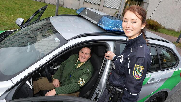 Chefin und Praktikantin: Bianca Kunz, stellvertretende Dienstgruppenleiterin der Polizei Bamberg-Land (links) und Praktikantin Silvia Hesse, die in sachsen-anhaltischer Uniform in den nächsten Wochen mit auf Streife geht.  Foto: Ronald Rinklef