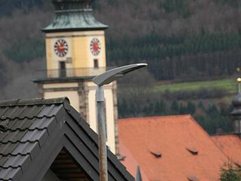 Sehr dezent in der Bauart nehmen sich die neuen LED-Straßenlampen in Stadtsteinach aus. Und trotzdem liefern sie bei weniger Stromverbrauch mehr Licht. Foto: Matthias Beetz