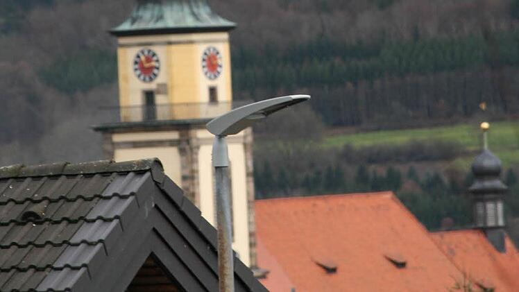 Sehr dezent in der Bauart nehmen sich die neuen LED-Straßenlampen in Stadtsteinach aus. Und trotzdem liefern sie bei weniger Stromverbrauch mehr Licht. Foto: Matthias Beetz