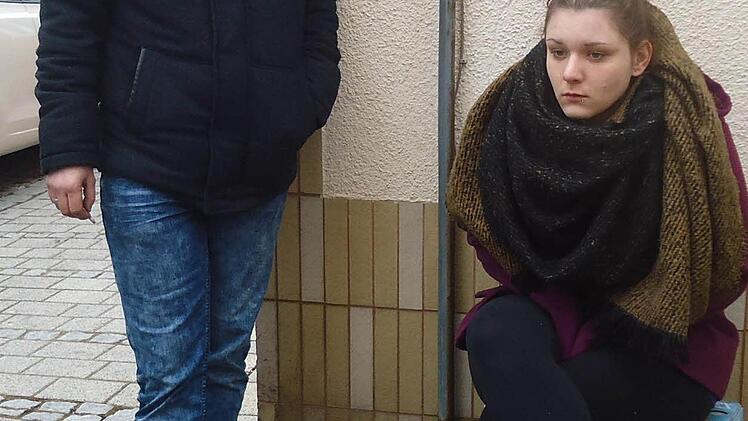 Steffen und Sarah Nehlert warten auf die Freigabe der Wohnung durch die Kripo. Foto: Stefanie Karl