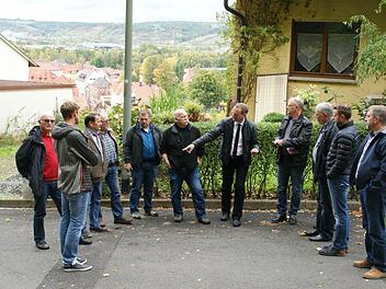 Die Schloßsteige soll 2016 ausgebaut werden. Den Umfang der Arbeiten legte der Eltmanner Bauausschuss vor Ort fest. Foto: Sabine Weinbeer