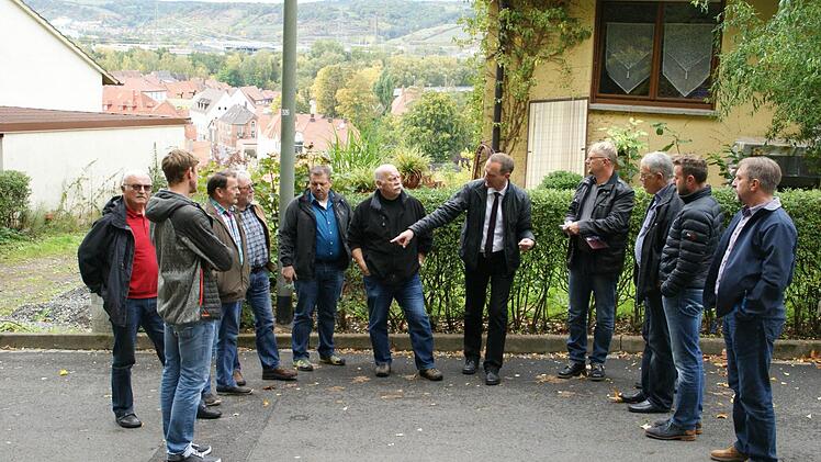 Die Schloßsteige soll 2016 ausgebaut werden. Den Umfang der Arbeiten legte der Eltmanner Bauausschuss vor Ort fest. Foto: Sabine Weinbeer