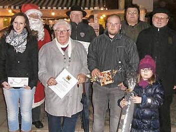 Die Hauptgewinner bei der großen Tombola am Weihnachtsmarkt in Rothenkirchen. Von links Jennifer Backer, der Nikolaus (alias Georg Grebner), Brigitte Klug, Wolfgang Müller, Chris Höfke, Wolfgang Förtsch (1. Vorsitzender AG Markt Pressig und 3.  Bürgermeister), Arno Hoffmann (2. Bürgermeister) und vorne Klara-Sophie Dressel.  Foto: Hofmann