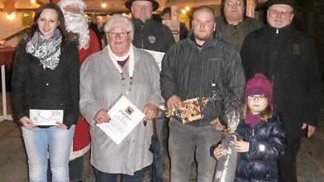 Die Hauptgewinner bei der großen Tombola am Weihnachtsmarkt in Rothenkirchen. Von links Jennifer Backer, der Nikolaus (alias Georg Grebner), Brigitte Klug, Wolfgang Müller, Chris Höfke, Wolfgang Förtsch (1. Vorsitzender AG Markt Pressig und 3.  Bürgermeister), Arno Hoffmann (2. Bürgermeister) und vorne Klara-Sophie Dressel.  Foto: Hofmann