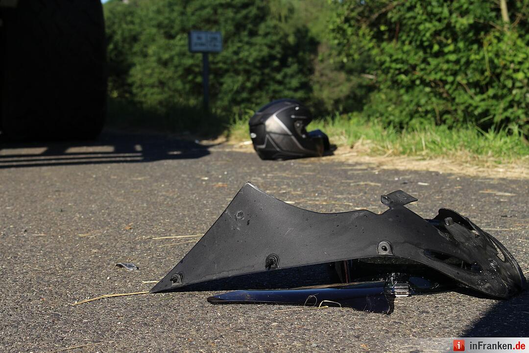 Motorrad kollidiert mit Traktor - Biker schwerst verletzt