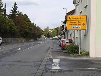 Die B 22 durch Debring wird zum Nadelöhr: Ab 17. Oktober beginnen hier die Arbeiten, zunächst unter halbseitiger Sperrung. Später wird auch die Kreuzung nach Waizendorf und Stegaurach (vorne) saniert.  Foto: R. Rinklef